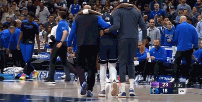 独行侠欧文左膝遭撞击反关节受伤，坚持罚球后提前退赛