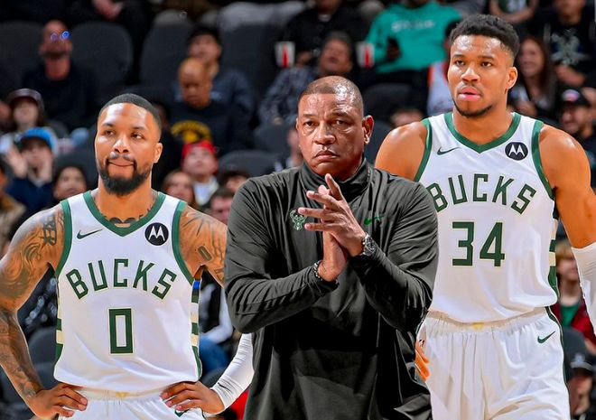 雄鹿7战5败紧急会议：里弗斯、字母哥、利拉德商讨对策，新援表现未达预期？