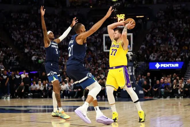 湖人次轮晋级概率仅17.2%！东契奇病情影响加剧，中锋危机全面爆发