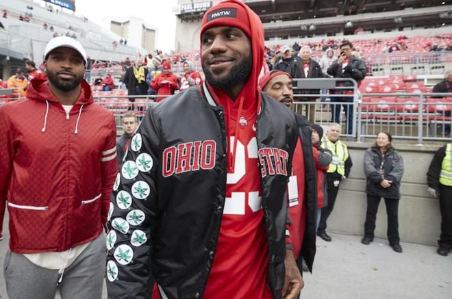 詹姆斯获荣誉博士学位！膝盖伤情最新进展：恢复良好但训练仍受限