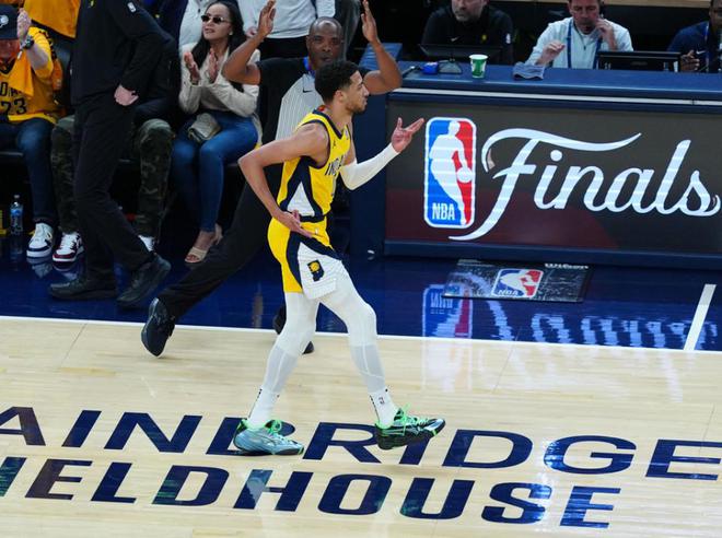 步行者半场领先5分：哈利伯顿20+9+10完胜布伦森16分，攻势如潮