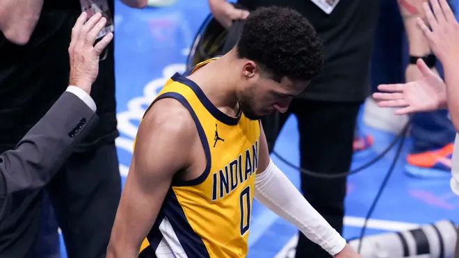 印城危机！哈利伯顿小腿拉伤接受核磁检查，带伤出战或危及跟腱