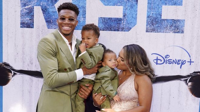 字母哥家人永久迁居雅典 外界普遍认为他将离开雄鹿